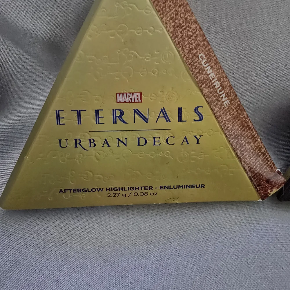 Marvel Gold and Black Makeup Decor - Picture 2 of 4